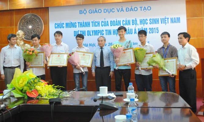 Tuyên dương, khen thưởng đoàn học sinh dự thi Olympic Tin học châu Á 2015